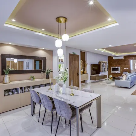 Lägenhet Spacious 2br With Terrace In Charming By 360 Estates