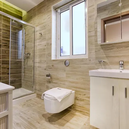 Lägenhet Spacious 2br With Terrace In Charming By 360 Estates