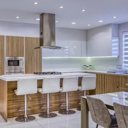 Spacious 2br With Terrace In Charming By 360 Estates *