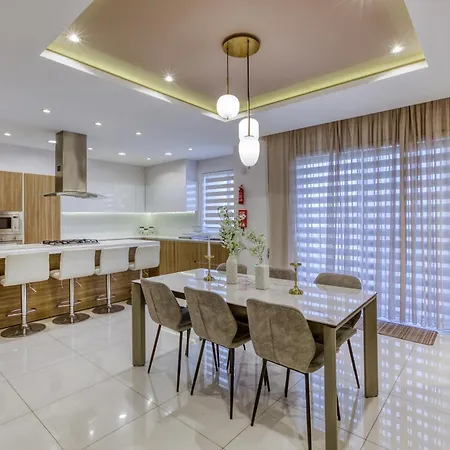Lägenhet Spacious 2br With Terrace In Charming By 360 Estates *